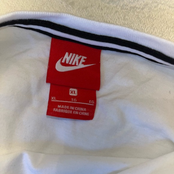 NWOT Nike Crop T-shirt - Picture 3 of 4